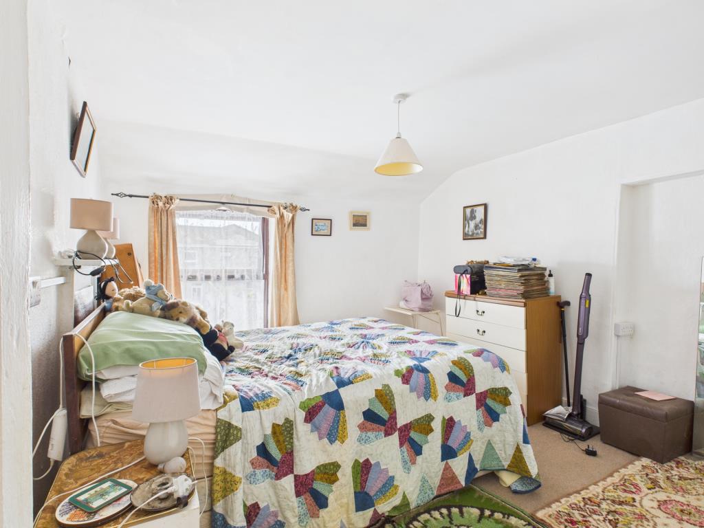 Lot: 74 - TWO-BEDROOM COTTAGE FOR UPDATING - Master bedroom